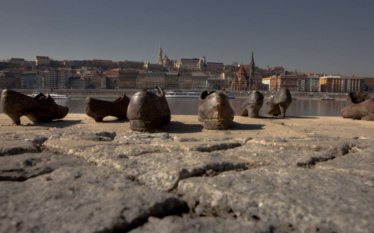 Gyűlnek a cipők a pesti rakparton