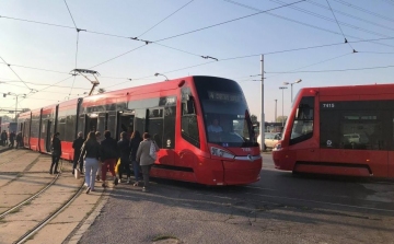 Ez nem a tömegközlekedés napja Pozsonyban: Gyalogost ütött el egy villamos a központban! 