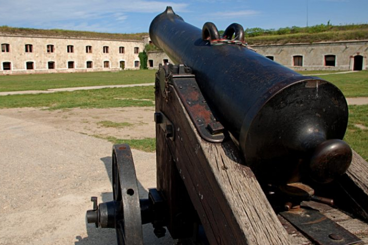 Komárom: fegyvermustra a Monostori erődben