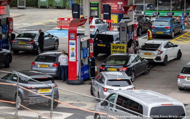 A britek a nagy üzemanyagválság miatt elkezdtek elektromos autókat vásárolni