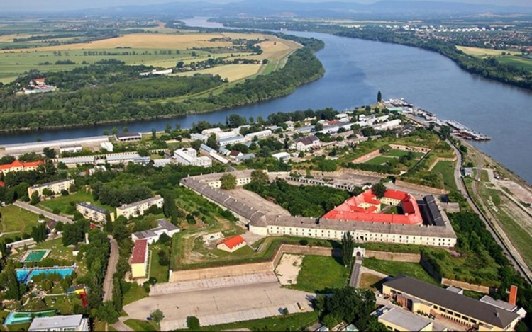 Foltokban felhős, szeles idő lesz ma Komáromban