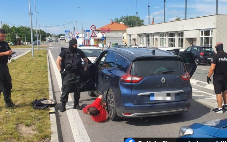 Illegális határátlépőket fogtak Komáromban