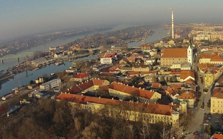 Napos, de csípős vasárnap várható Komáromban