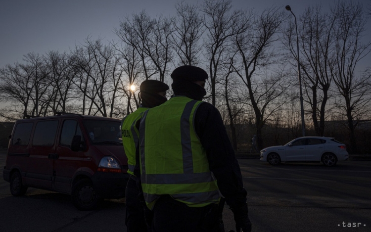 Rendőrség: Fiatalok egy csoportja a benzinkútra igyekezett, a sofőr 3 ezreléket fújt