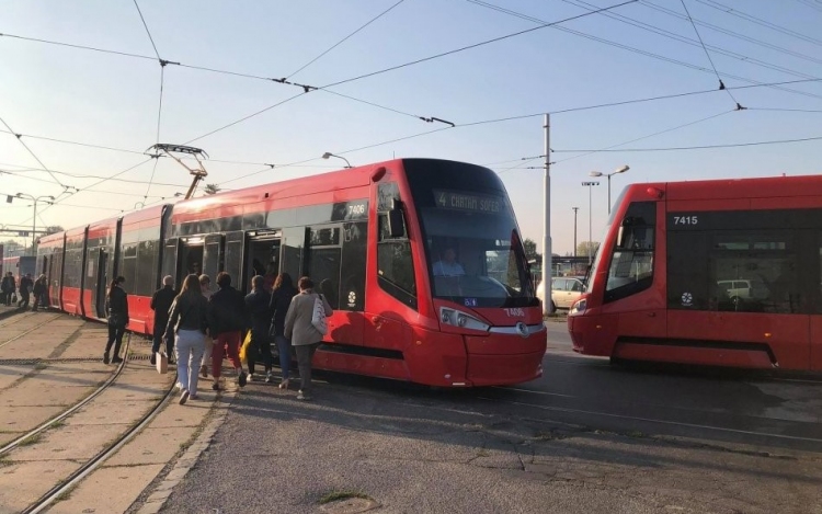 Ez nem a tömegközlekedés napja Pozsonyban: Gyalogost ütött el egy villamos a központban! 